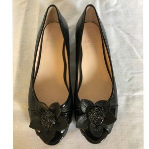 Taryn Rose Flats Open Toe with Flower Applique 7.5